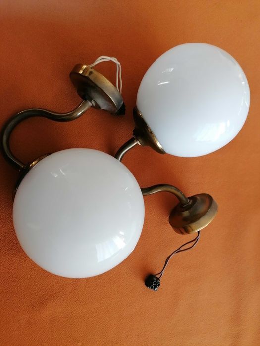 Kinkiet Ścienny Metalowy, Mleczny Biały Szklany Klosz. Dwie lampy.