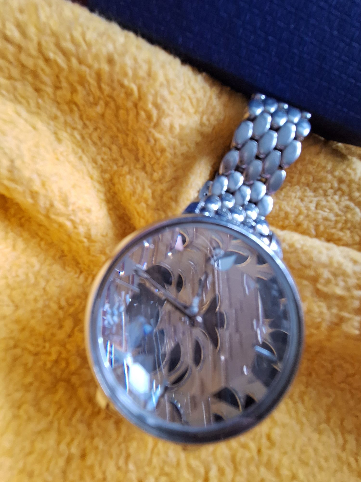 Przepiękny zegarek od Swarovski. 
Tarcza zegarka jest unikatowa-