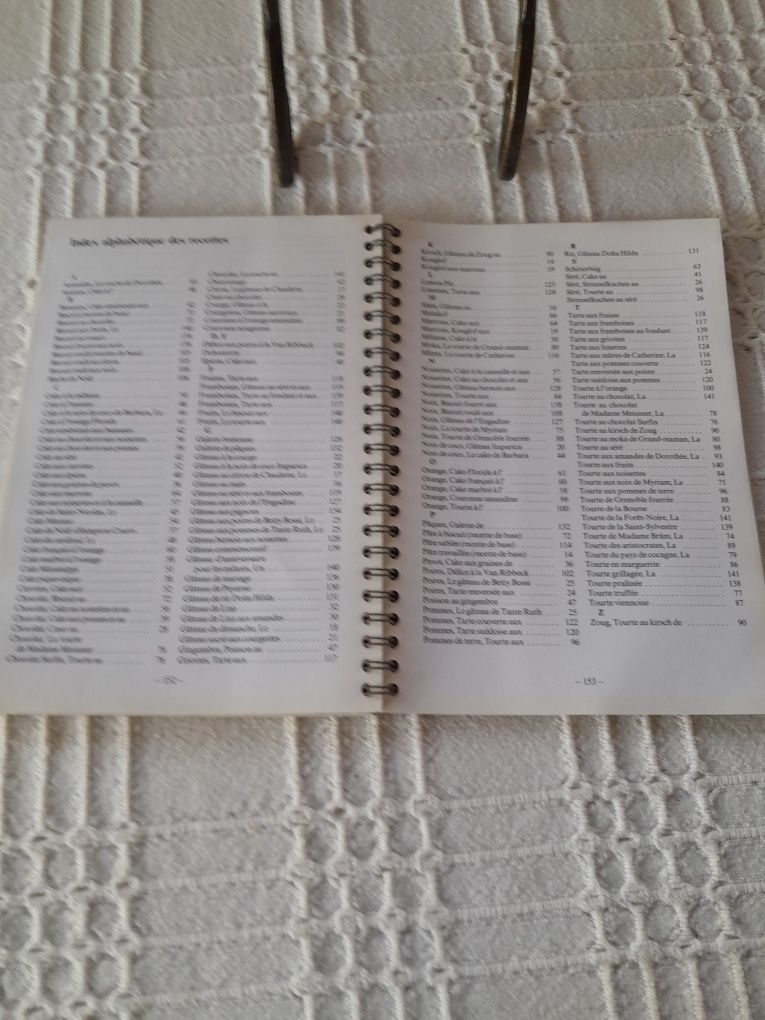 Caderno "Gateaux Cakes &Tourtes". Realise par Betty Bossi Zurich/1991