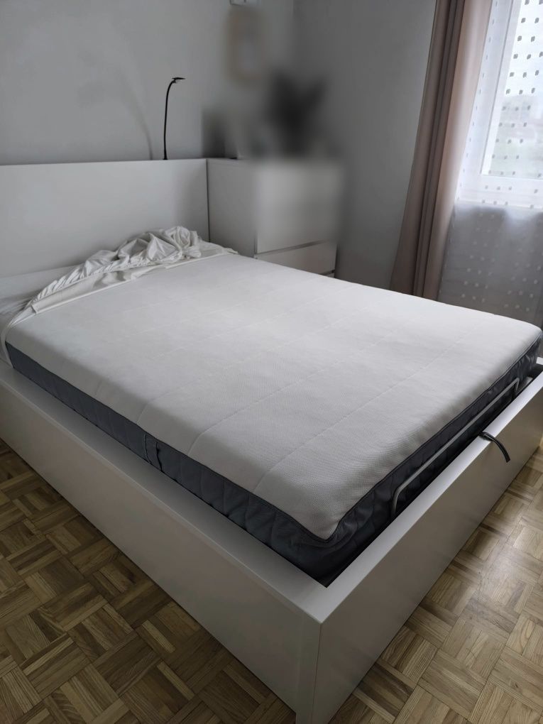 Łóżko Ikea Malm - białe 140x200 + materac z pokrowcem + lampki nocne.