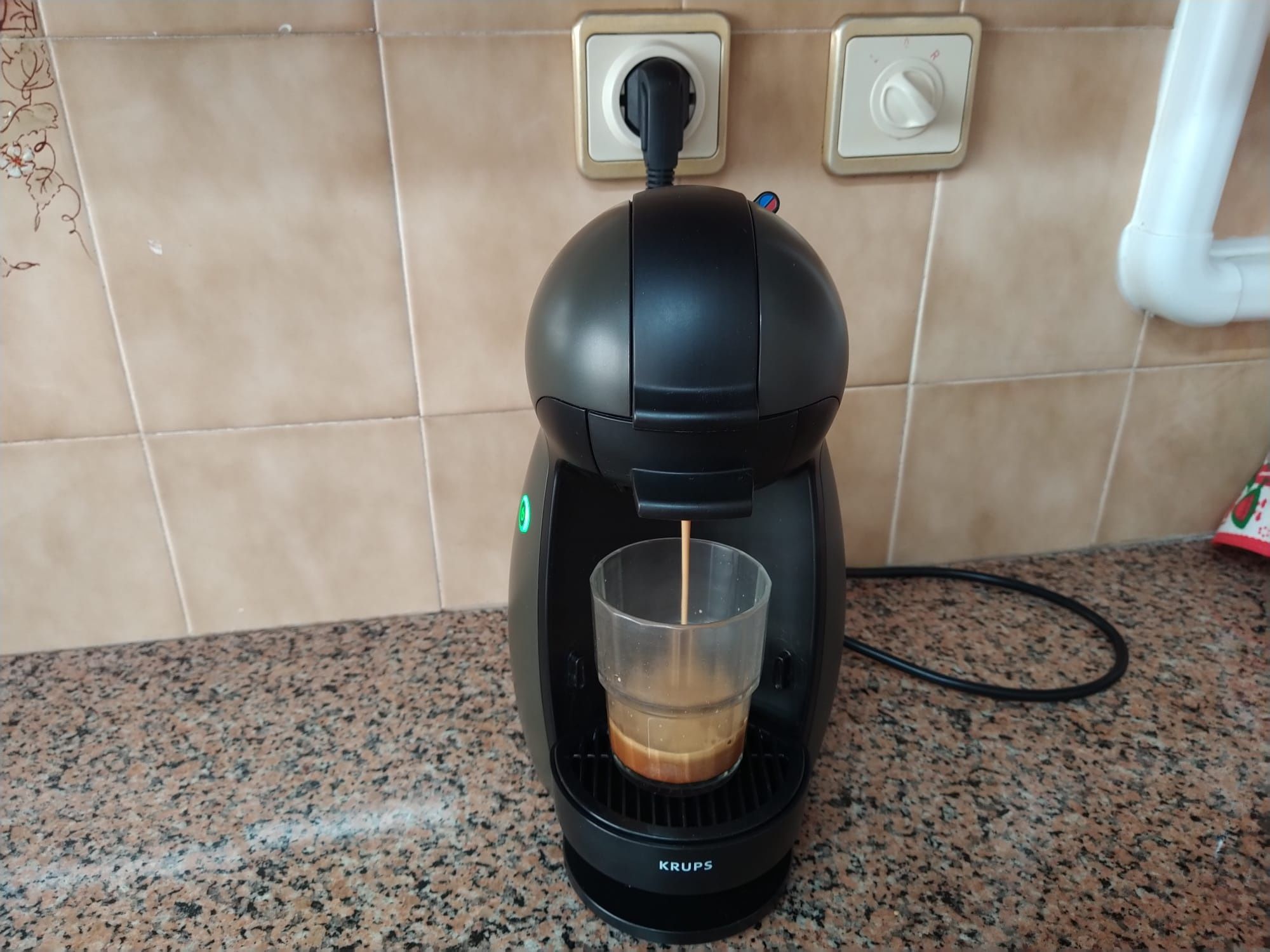 Máquina de café Dolce Gusto Krups cafeteira casa quarto apartamento.