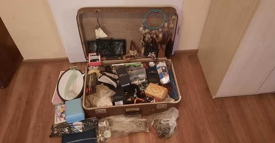Stara walizka pełna różnych przedmiotów 2