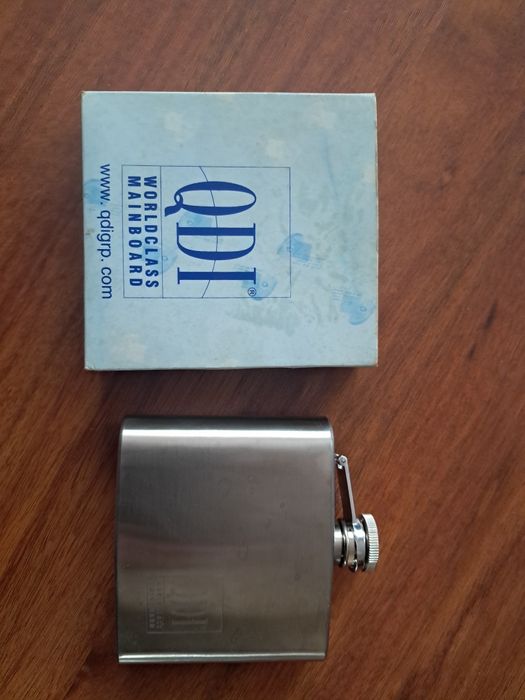 Piersiówka pojemnik