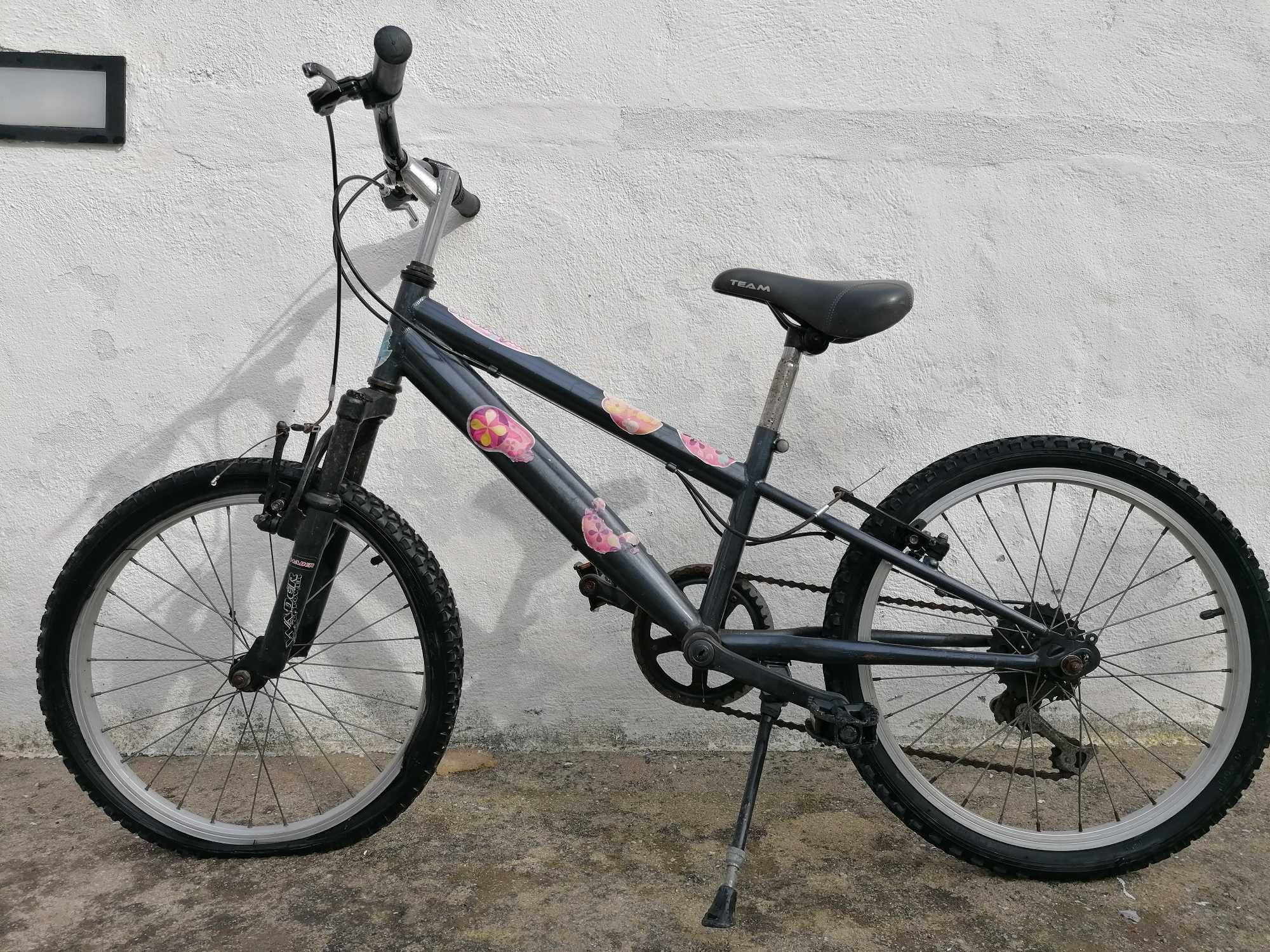 Bicicleta de criança (necessita pneus novos, 20'')