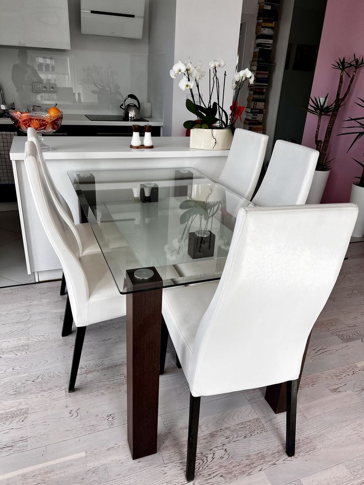Stół szklany z 6 tapicerowanymi modnymi białymi krzesłami