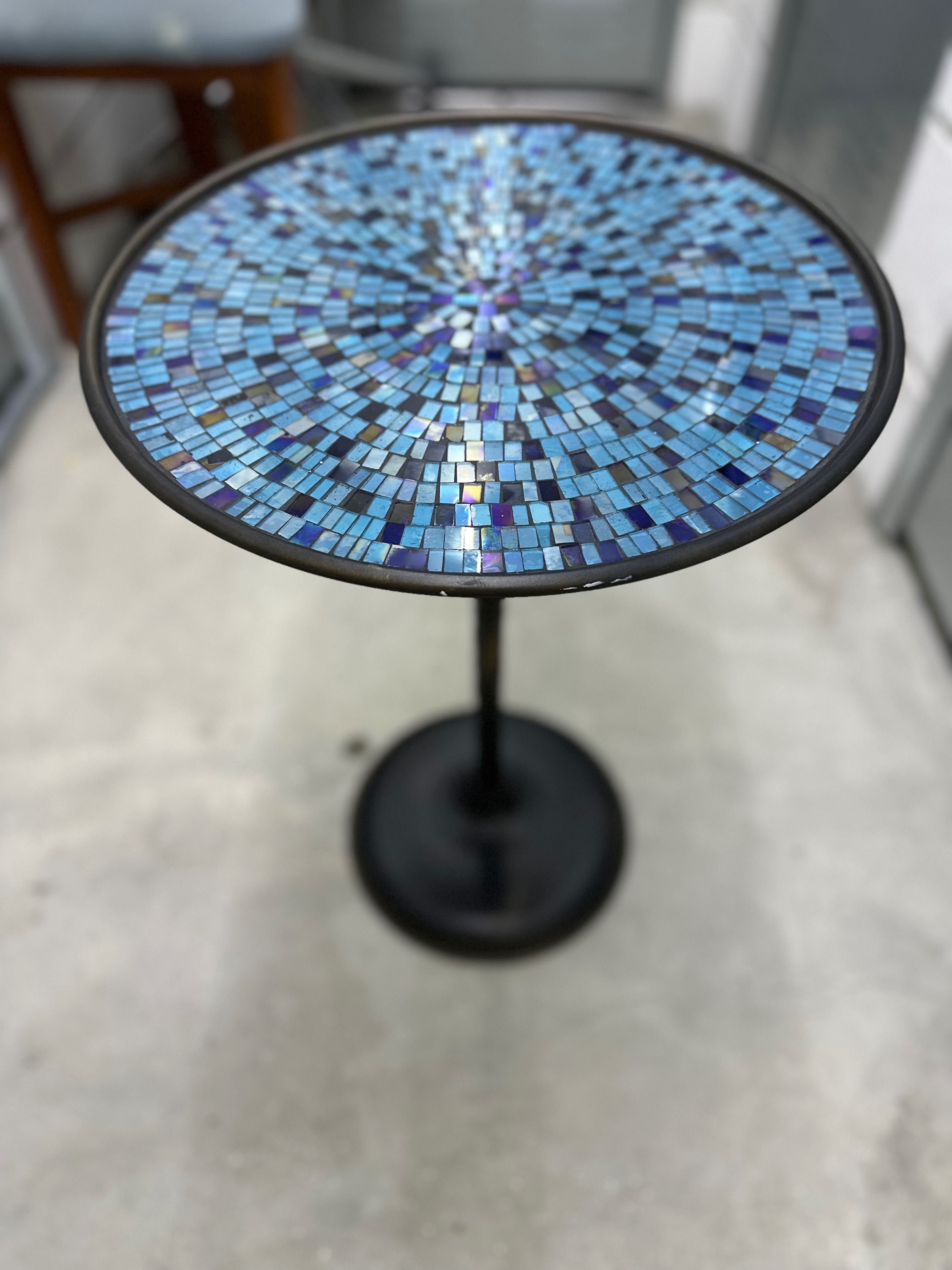 Mesa de apoio da AREA STORE
