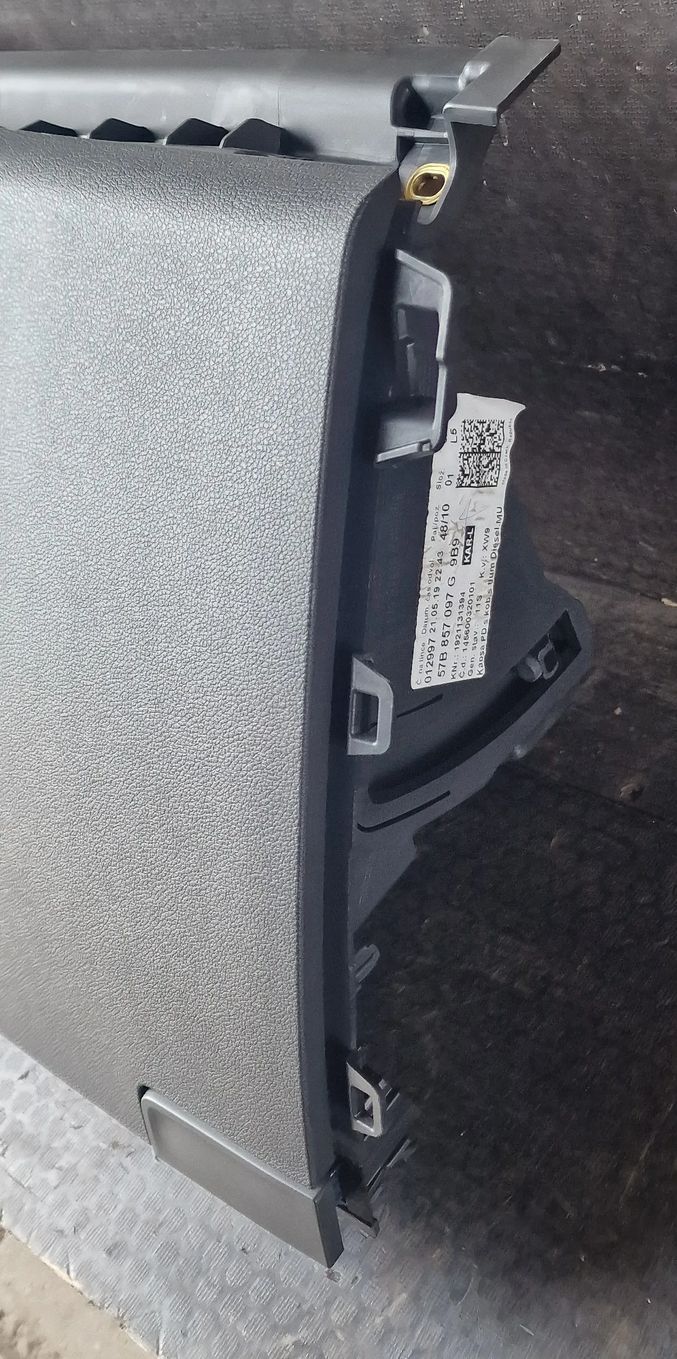 SCHOWEK DESKI PASAŻERA KLIMATYZOWANY 57B857097G SKODA KAROQ