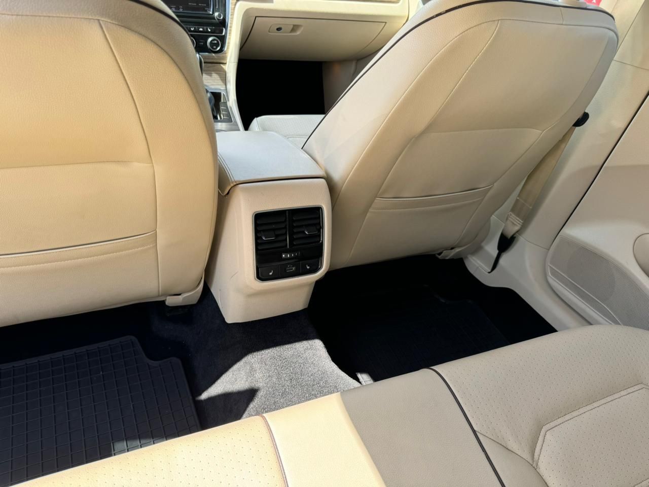 Volkswagen Passat 2018 SE максимальна комплектація.
