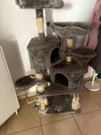 Poste tipo arranhador / arvore para  gatos usada grande