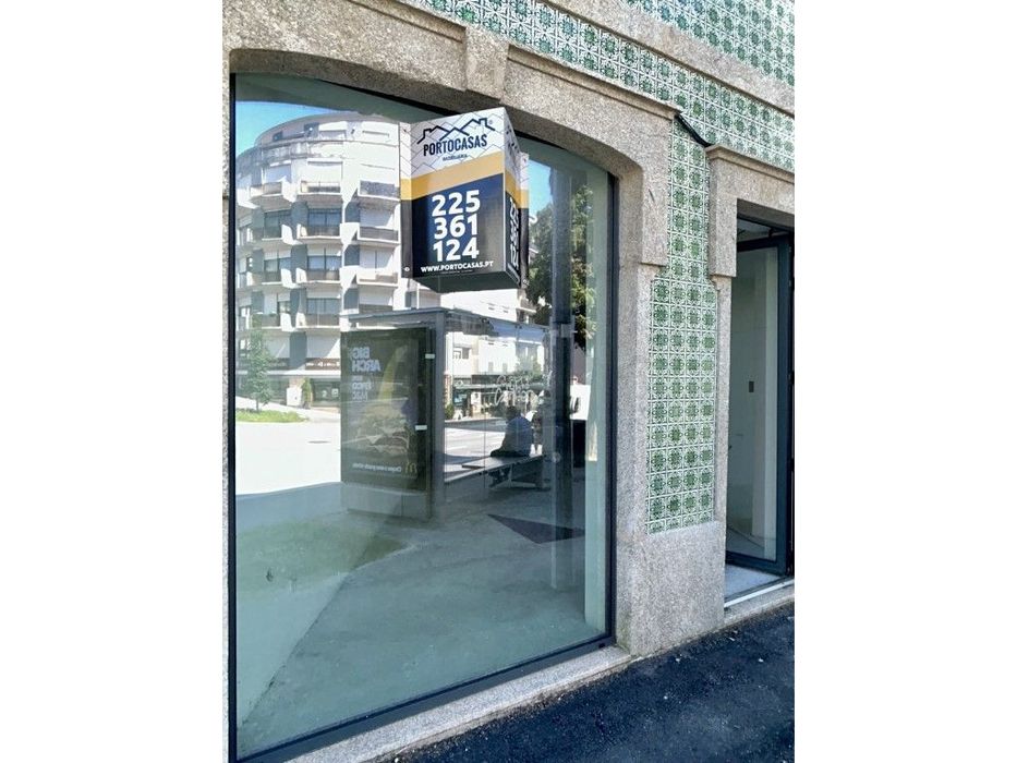 Loja Nova a Praça Velasquez / Antas / Porto