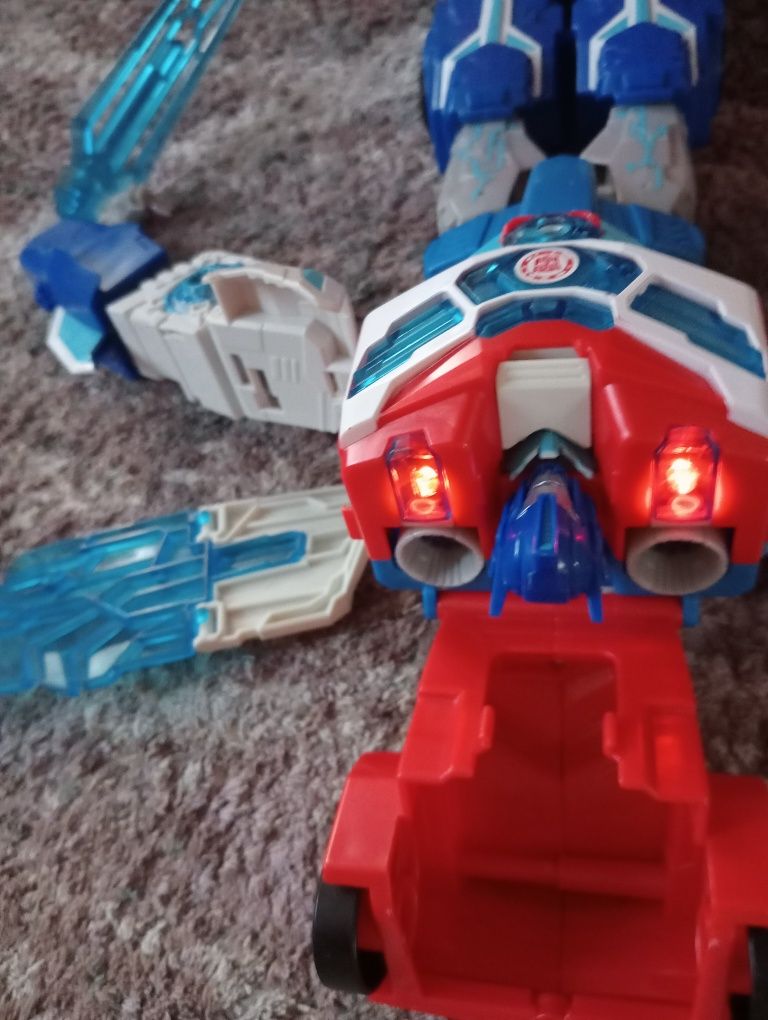 Transformers robot świeci