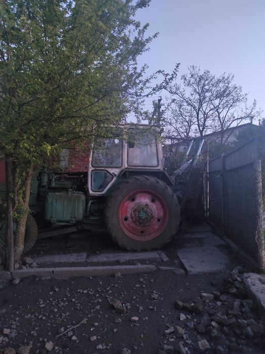Екскаватор ЮМЗ із трьома ковшами