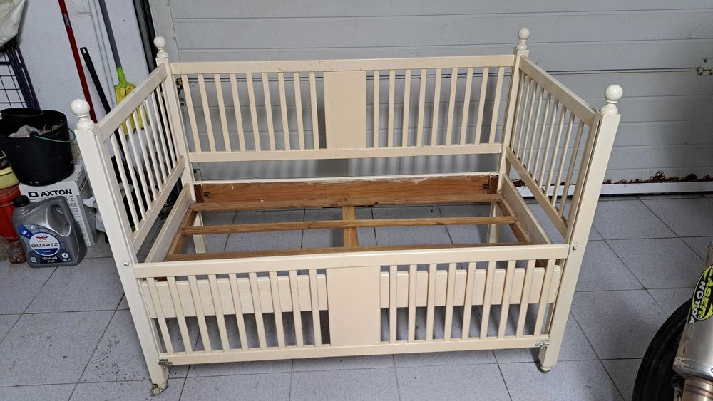 Caminha para bébé e criança em madeira de pinho maciço.