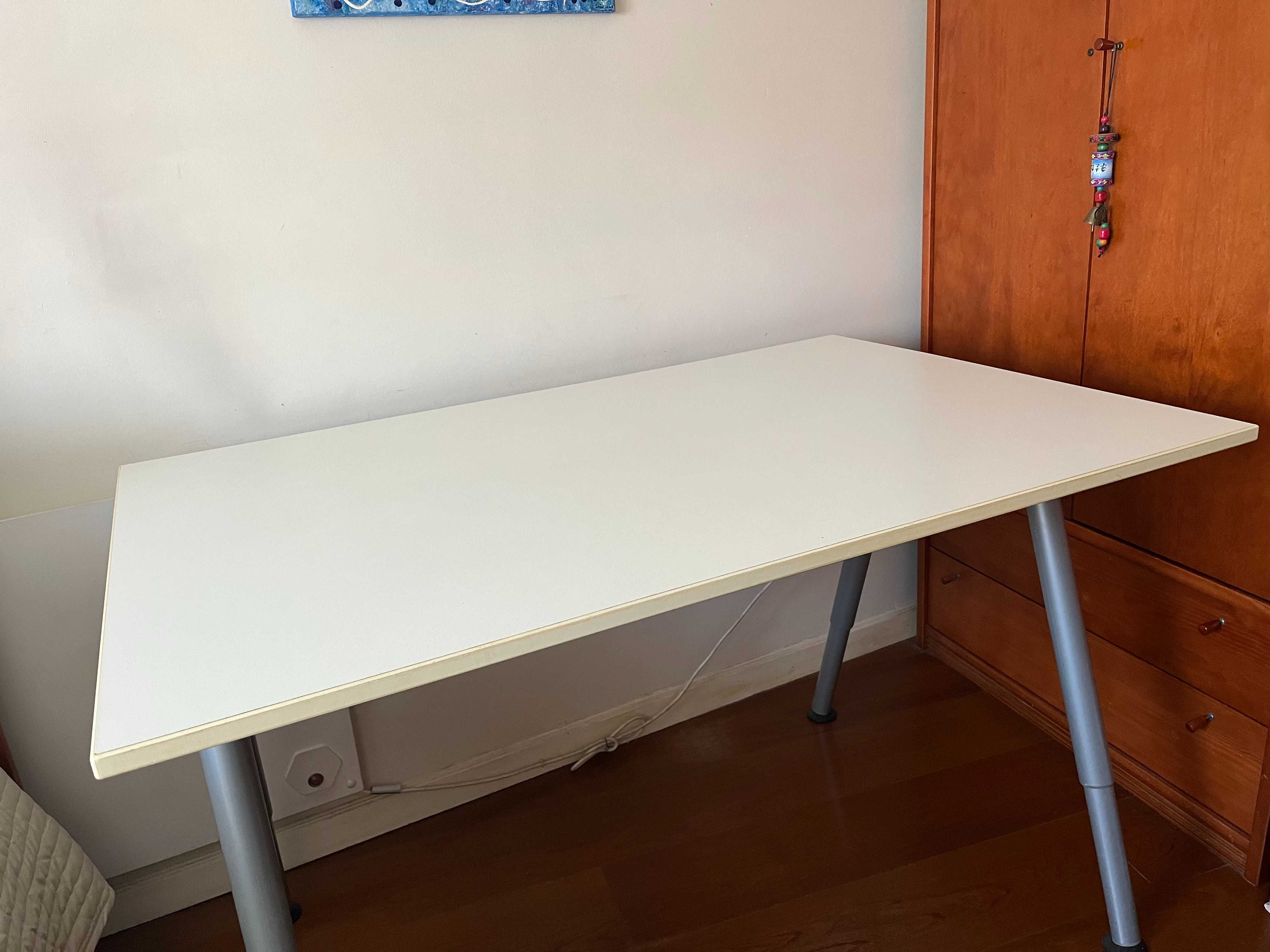 Secretária Ikea com pés elevatórios