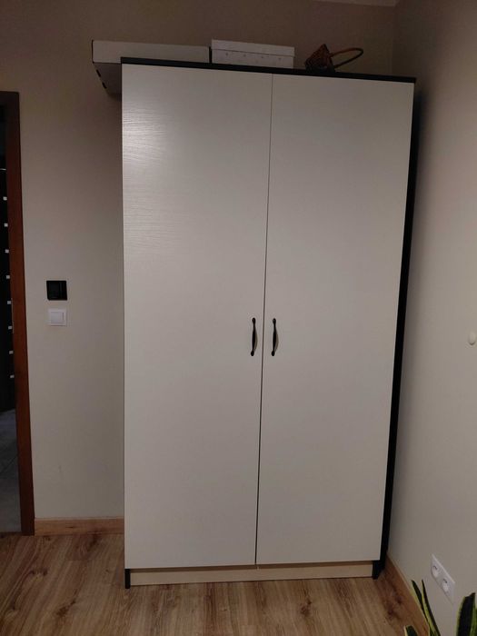 Szafa z półkami, solidnie wykonana!