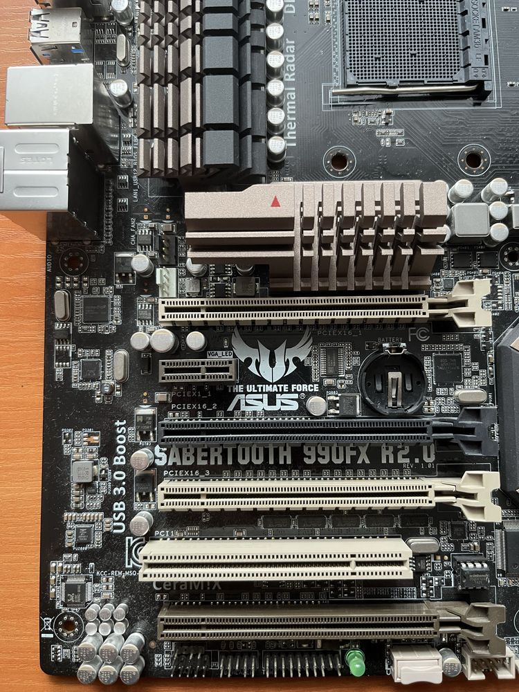 Материнська плата ASUS Sabertooth 990fx r2.0