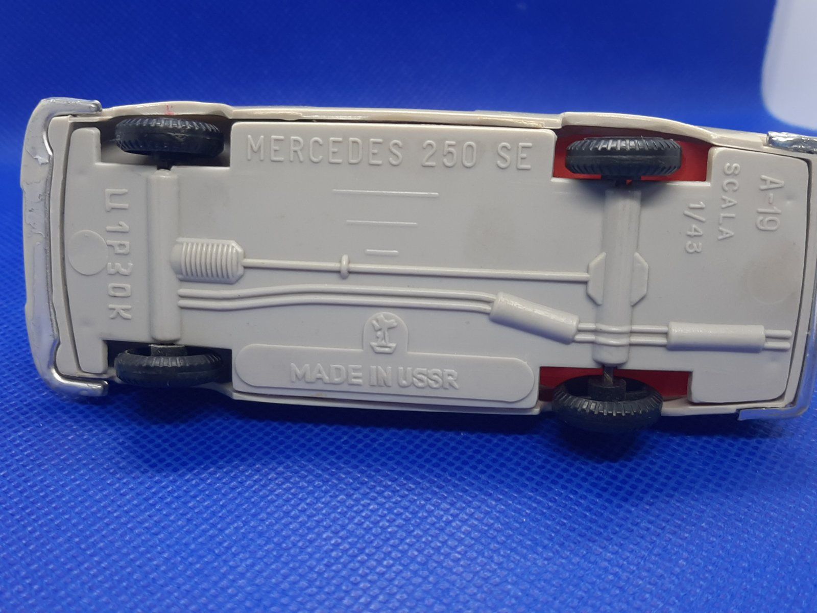 Модель авто 1:43 мерседес