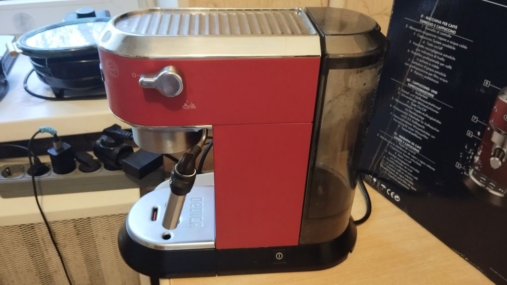 Кавоварка, кавомашина Delonghi Dedica ec685 R