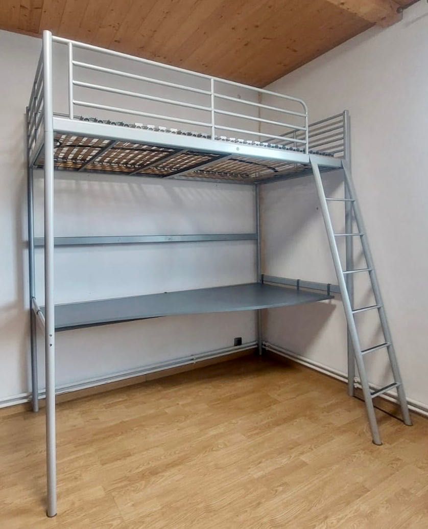Łóżko piętrowe IKEA Svarta z blatem biurkowym