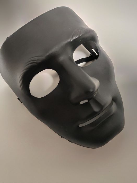 Маска безликого чорна
