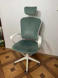 Zielono biały fotel