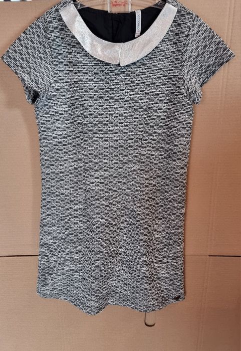 Szykowna sukienka Coccodrillo 140 cm z brokatowym kołnierzem