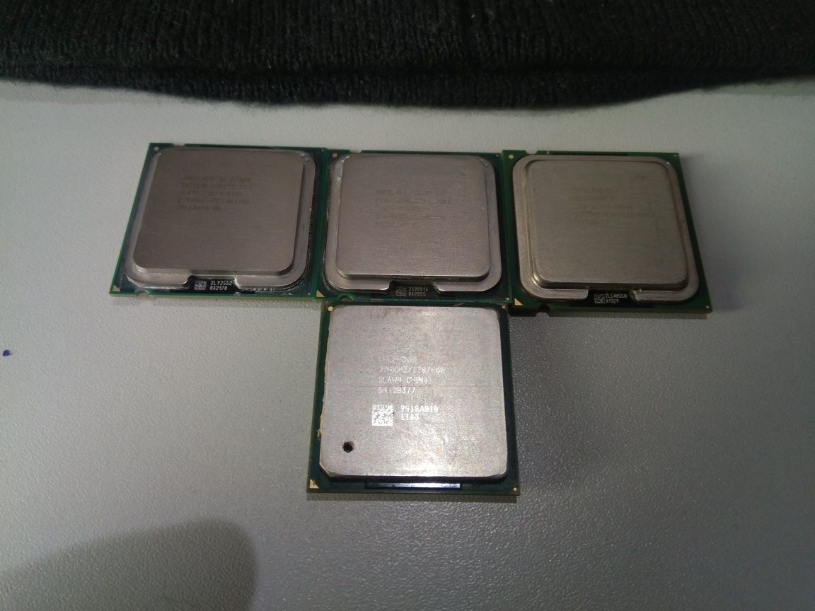 Cztery Procesory CPU Intel SL6W4 SL7TU e5300 e7500