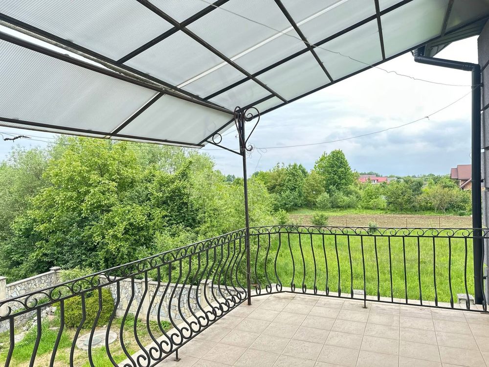 Оренда сімейного будинку біля міста — 300 м²