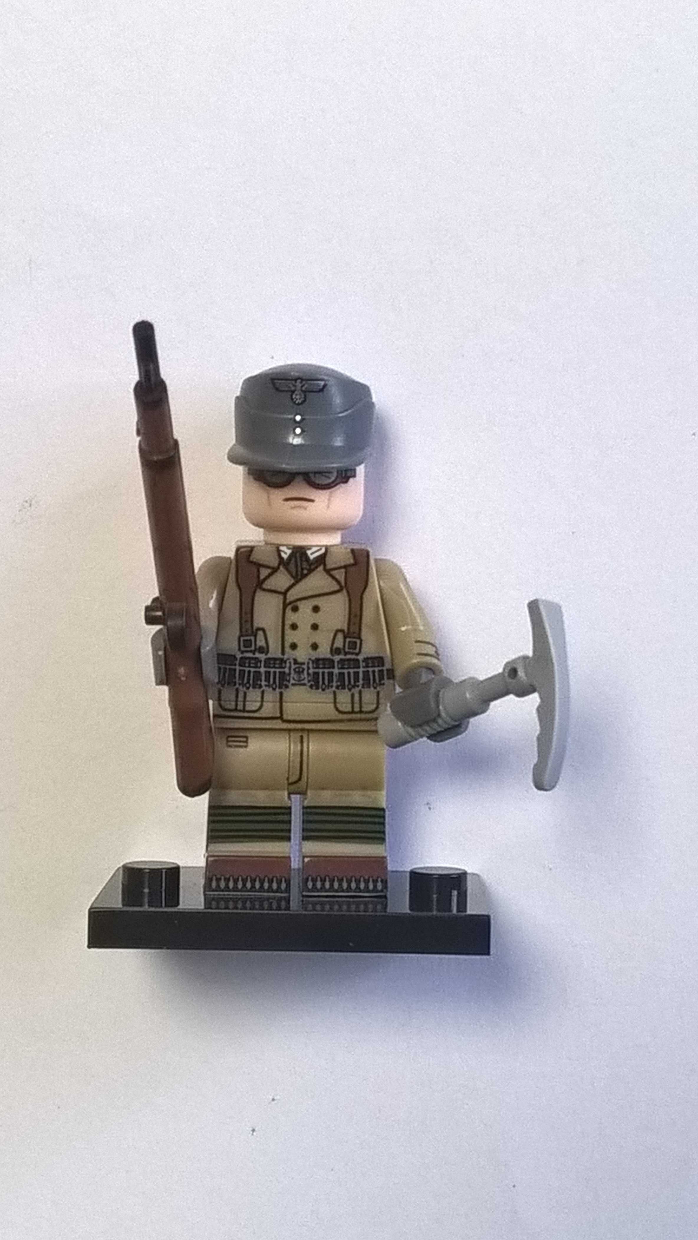 Figurka żołnierza niemieckiego z br. 4 strony nadruk WW2 komp. z Lego