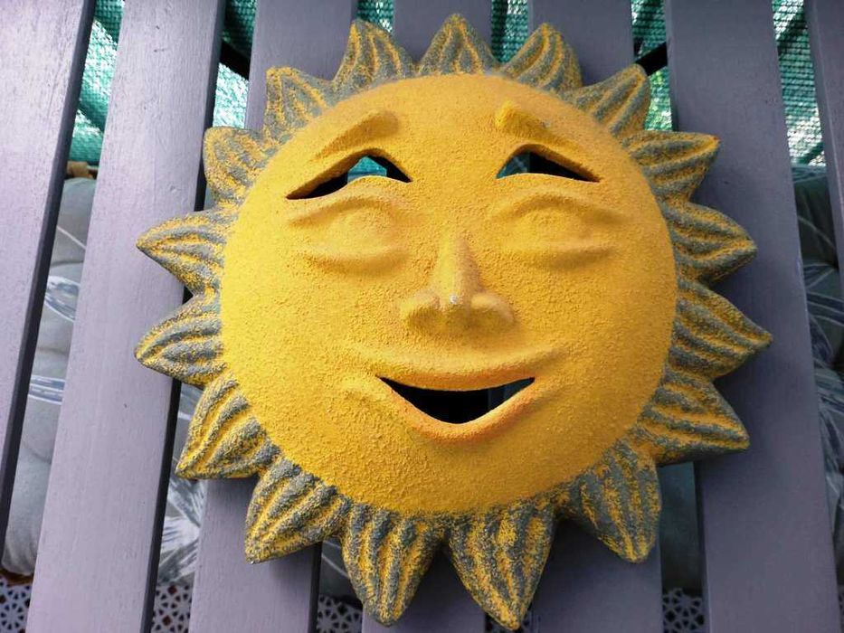 Sol com raios em cerâmica