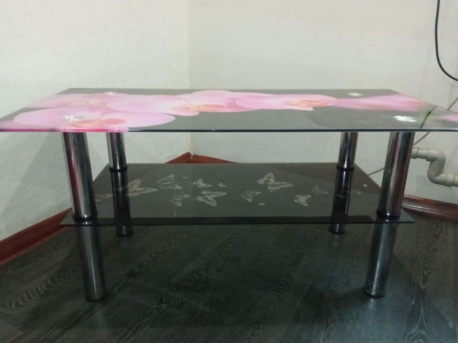 Продам стеклянный стол в отличном состоянии