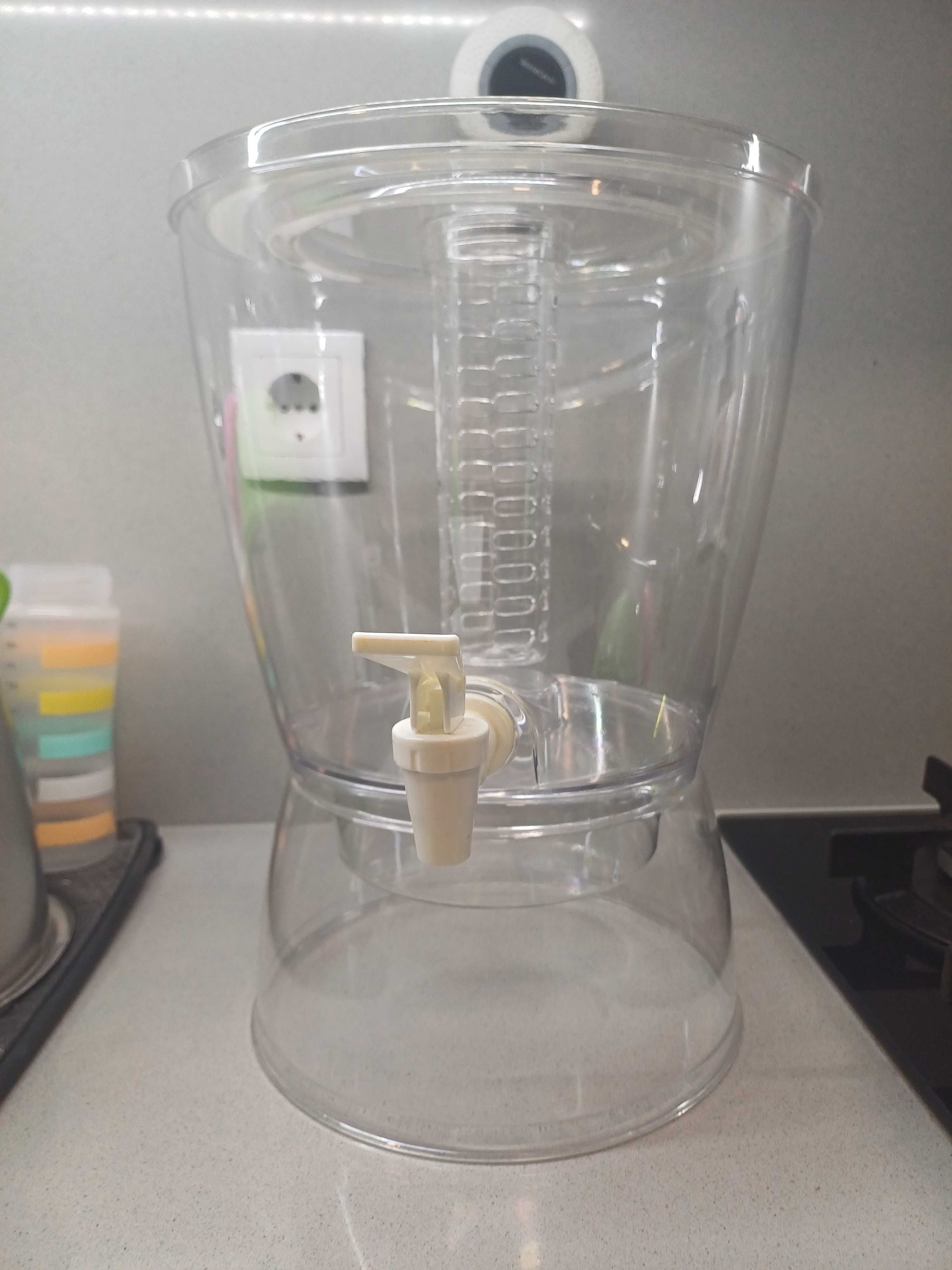 Recipiente com coluna para manter bebidas frescas