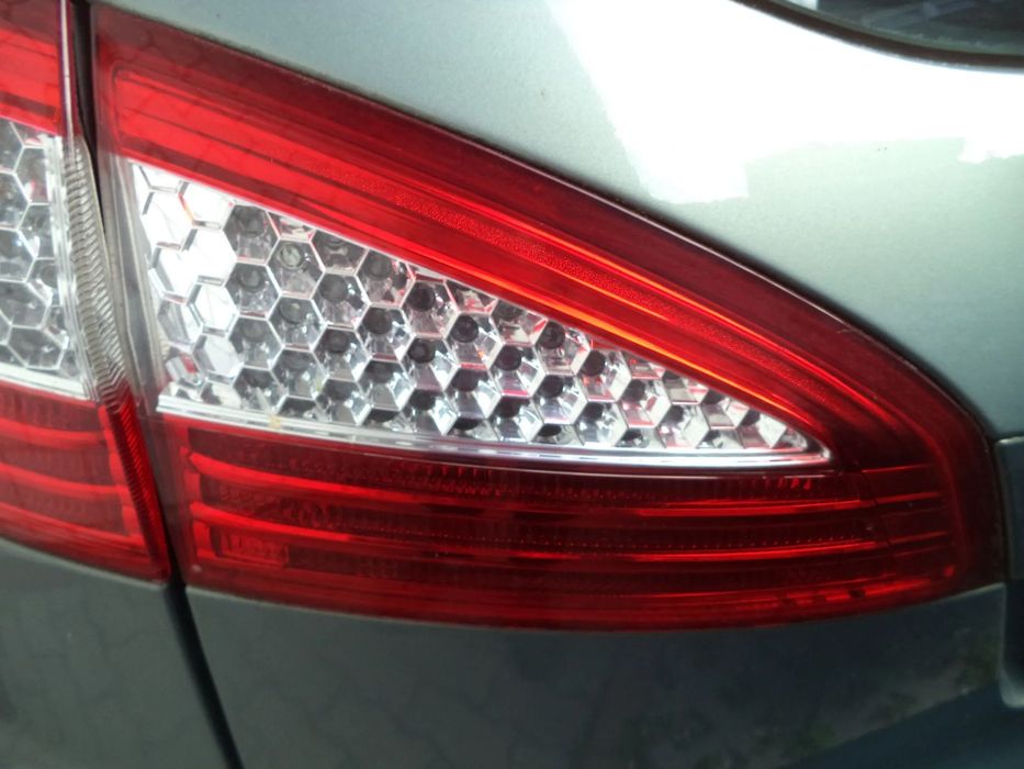Lampa lewa tylna w klapę Ford Mondeo MK4 kombi