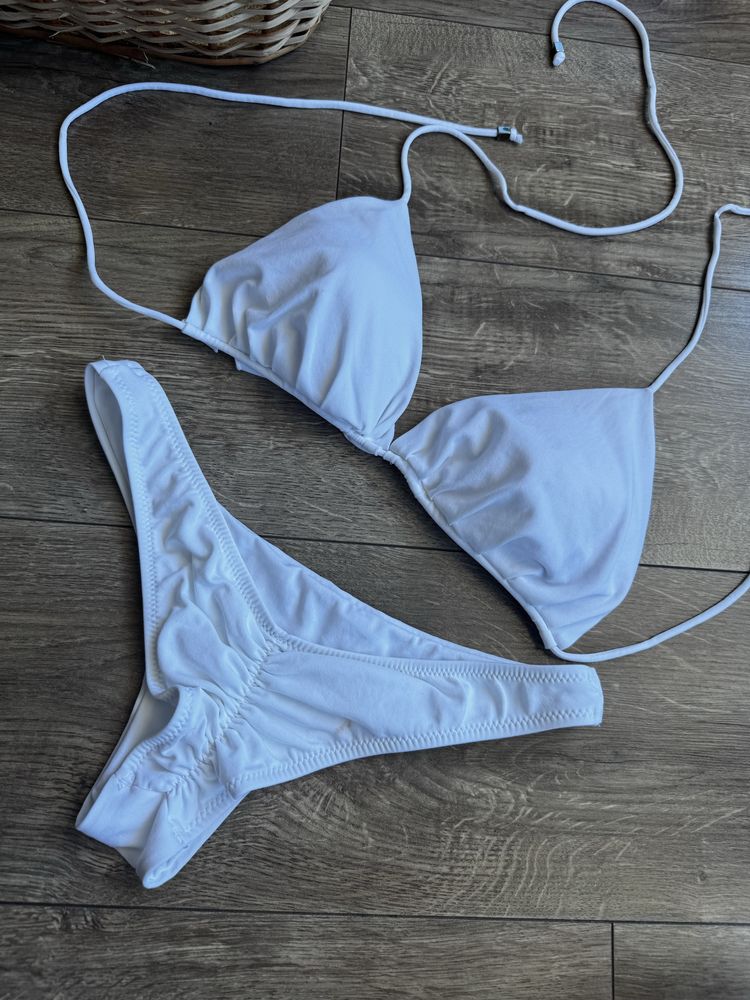 Bialy stroj kapielowy bikini
