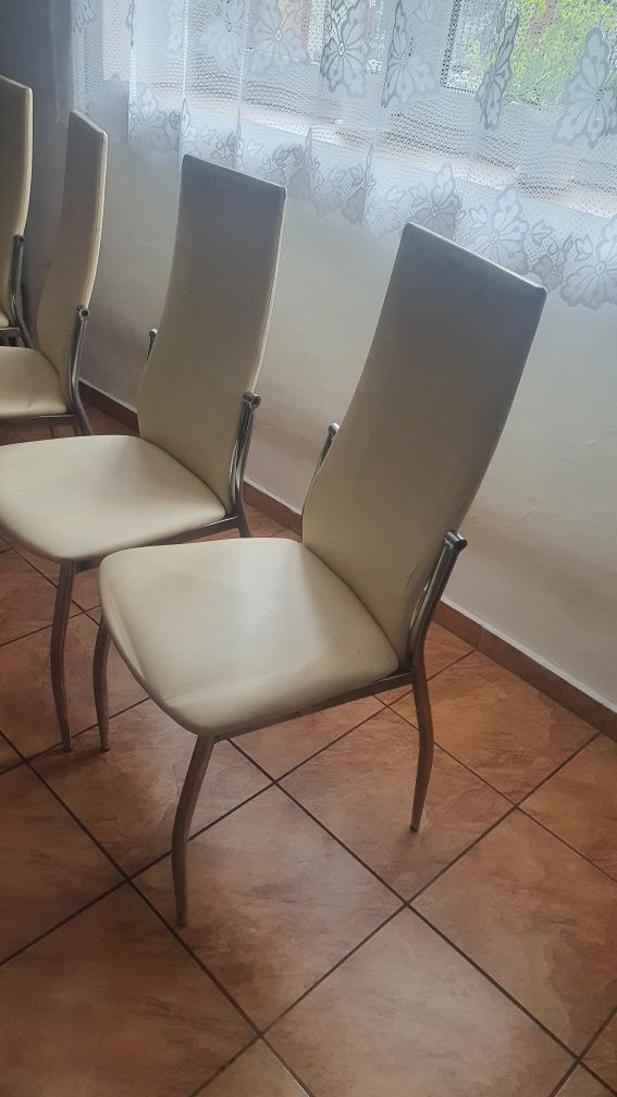 Krzesła cztery sztuki