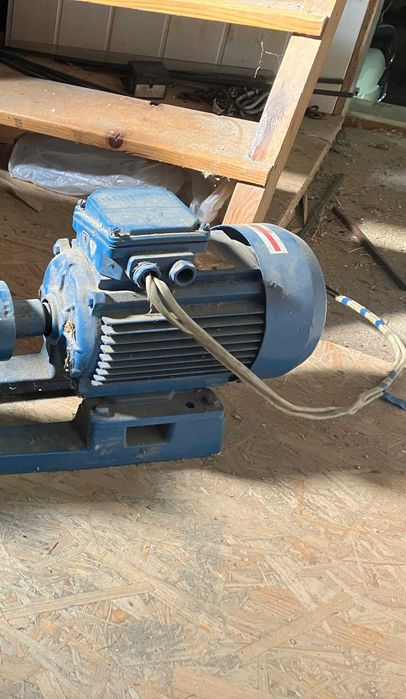 Silnik elektryczny z podstawą