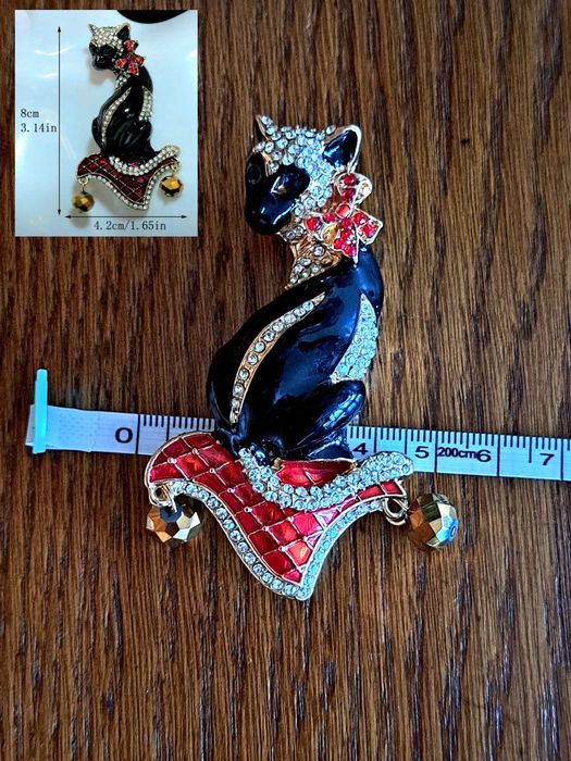 Metalowa broszka damska