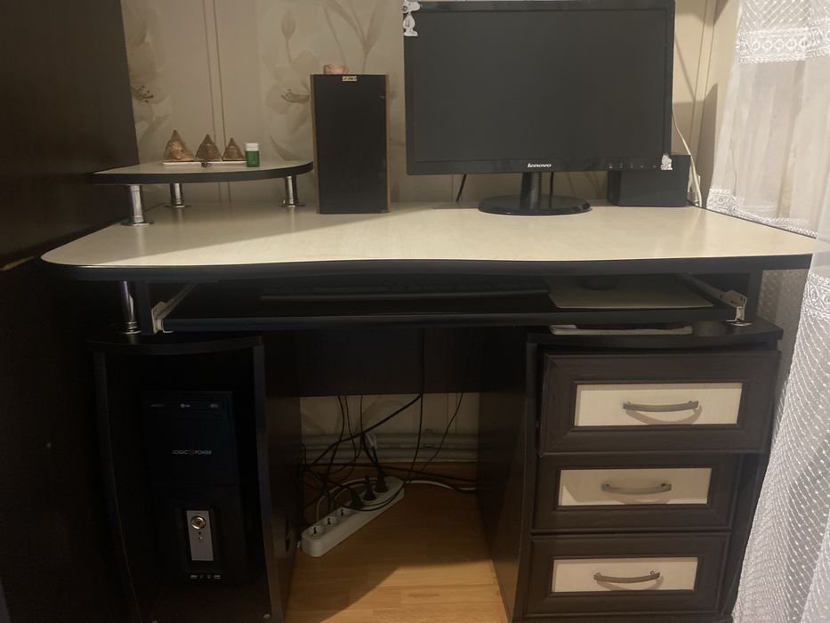 Стіл письмовий