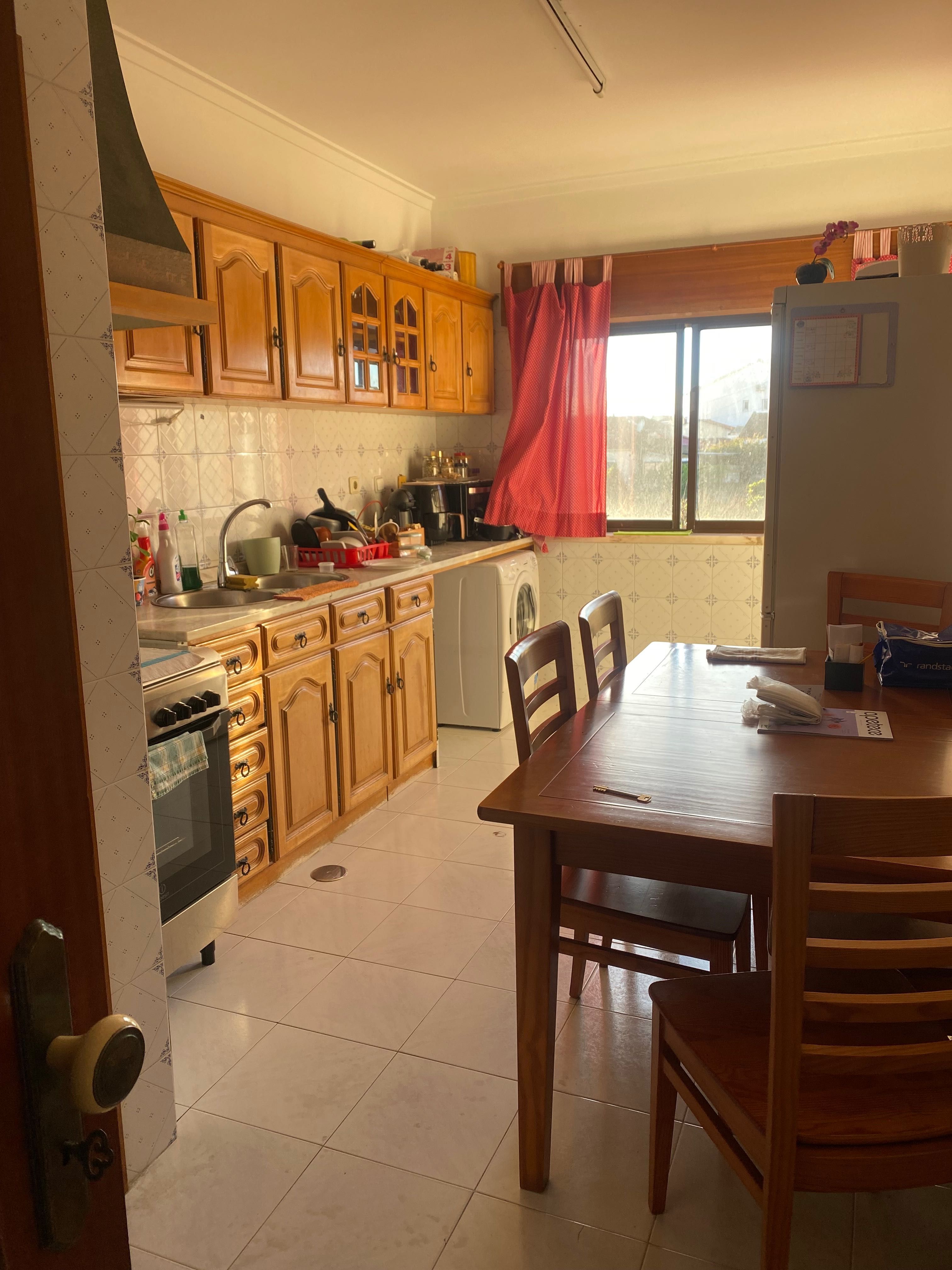 Quarto com varanda em Charneca da Caparica