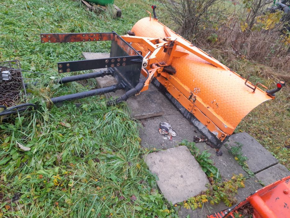 Zetor 7211  z  pługiem do odśnieżania