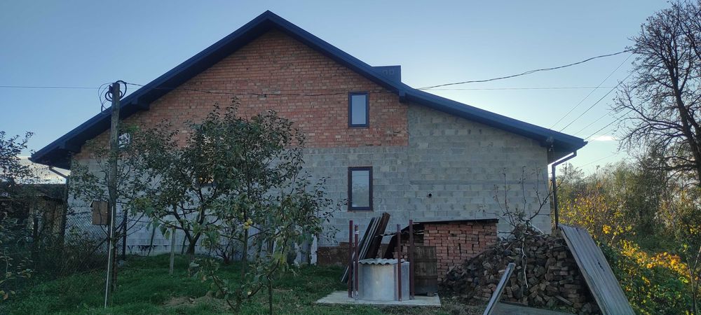 Продаж будинку з гаражем