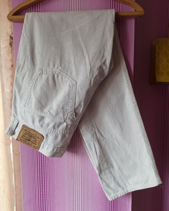 Вельветовые джинсы от фирмы Levi's 551