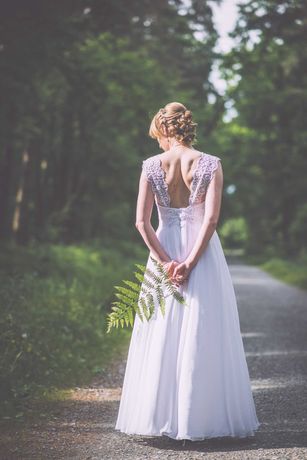 Suknia ślubna z welonem i nażutką