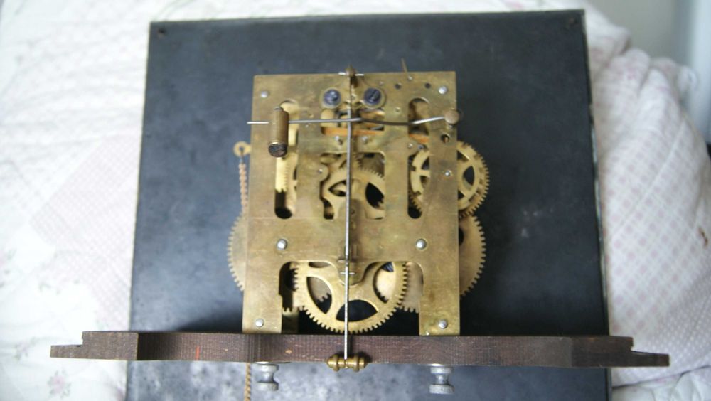 357 Zegar wiszący mechaniczny HAU antyk