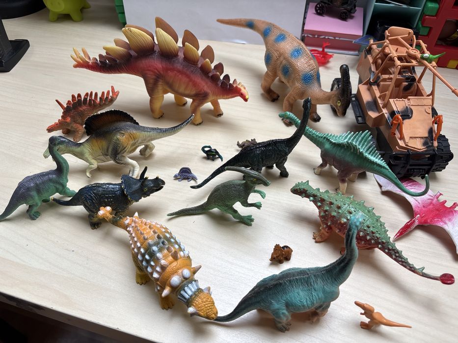 Dinozaury - 19 figurek rozne
