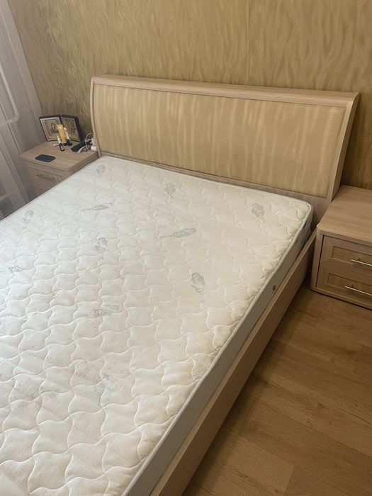 Продам двухспальную кровать с тумбочками и камодом