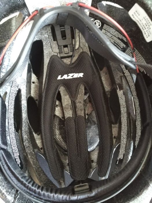 Kask Szosa firmy LAZER model GENESIS LifeBEAM z czujnikiem tętna