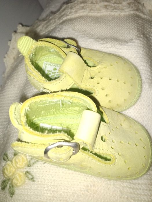 Varios sapatos recem nascido