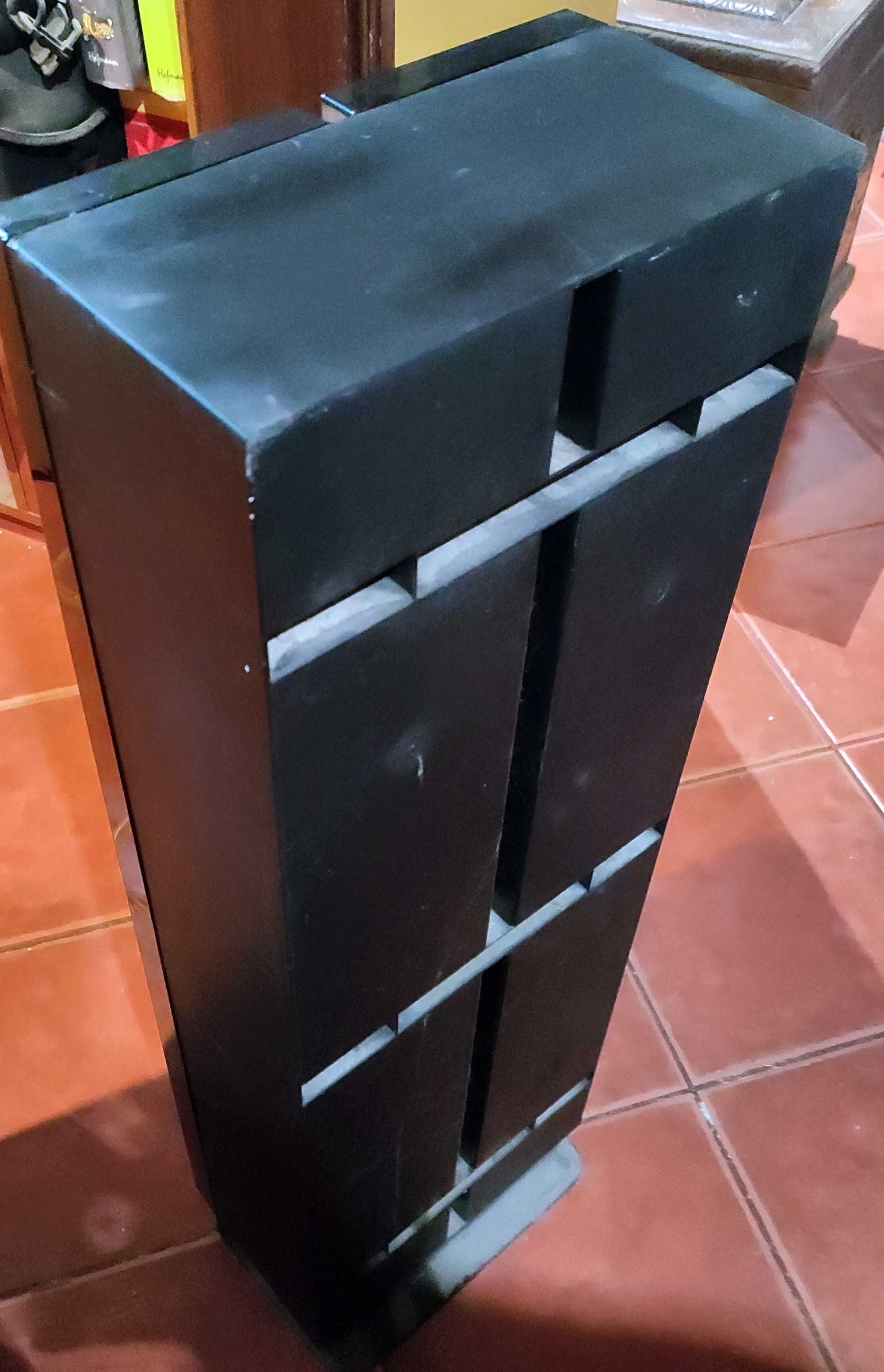 Torre para CDs com muitos CDs incluidos (ver fotos)