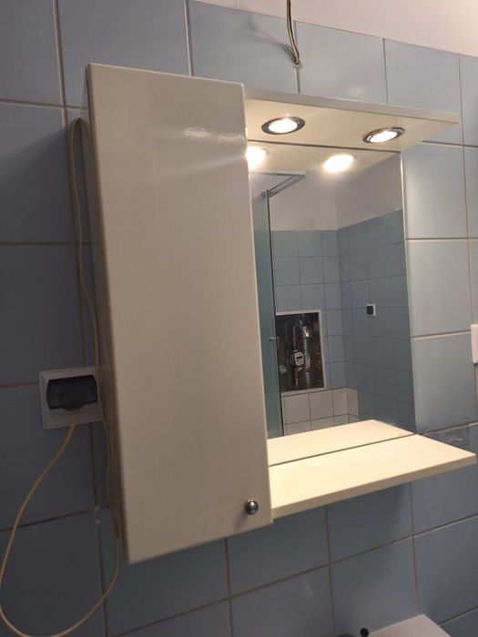 Szafka łazienkowa z lustrem